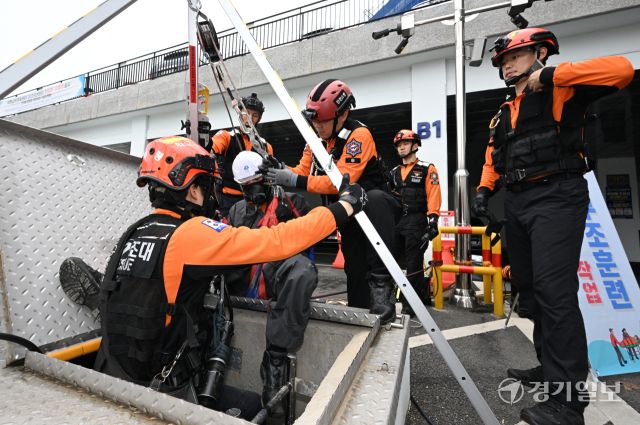 20일 인천 부평구 부평남부체육센터에서 부평소방서 119구조대원들이 밀폐공간에서 작업자 긴급구조훈련을 하고 있다. 조병석기자