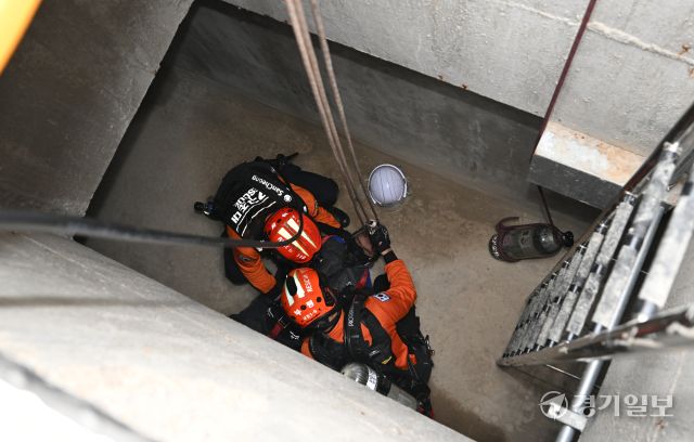 20일 인천 부평구 부평남부체육센터에서 부평소방서 119구조대원들이 밀폐공간에서 작업자 긴급구조훈련을 하고 있다. 조병석기자