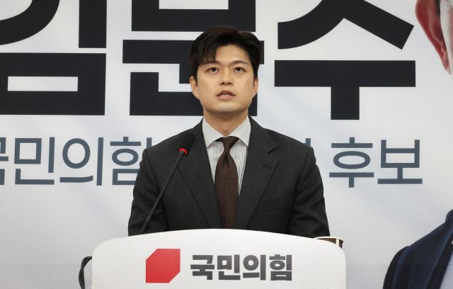국민의힘 김용태 비상대책위원장이 20일 서울 여의도 국회에서 김문수 후보 배우자 설난영, 더불어민주당 이재명 후보 배우자 김혜경 여사 등 대통령 후보 배우자 TV 토론을 제안하고 있다. 연합뉴스