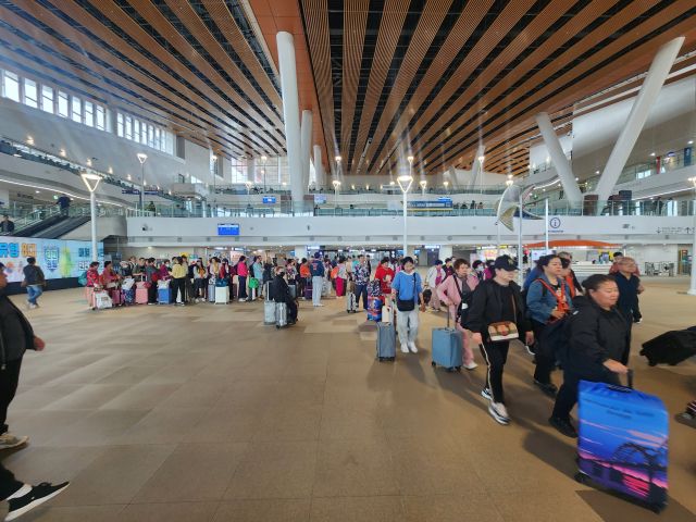 지난 19일 인천항국제여객터미널 2층 입국장에서 중국인 단체 관광객들이 터미널을 나서고 있다. 이병기기자