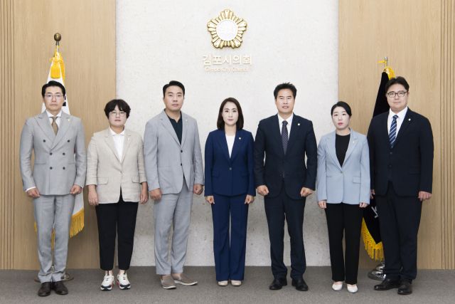 김포시의회 더불어민주당 의원들이 3차 추경에 즈음, 성명을 내고 민생예산을 지켜내겠다며 무계획적인 예산과 행정력 낭비의 중단을 촉구했다. 김포시의회 더불어민주당 제공