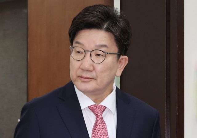 국민의힘 권성동 원내대표가 14일 국회에서 법제사법위원회 관련 긴급회의에 입장하고 있다. 연합뉴스