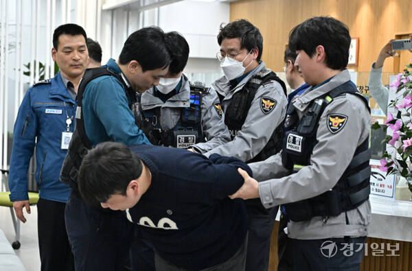 지난 3월25일 경기도청 열린민원실에서 열린 ‘2025년 상반기 특이민원(폭언·폭행) 발생대비 모의훈련’에서 도청원경찰이 가해민원인을 제압하고 있다. 경기일보 DB