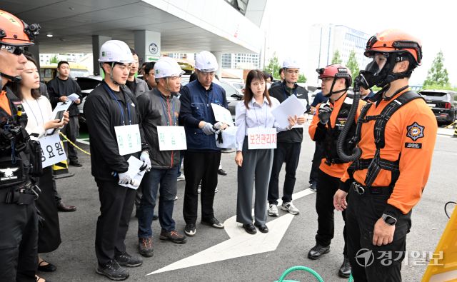 20일 인천 부평구 부평남부체육센터에서 부평소방서 119구조대원들이 밀폐공간에서 작업자 긴급구조훈련을 하고 있다. 조병석기자