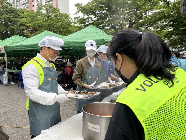 20일 부평구 갈산주공2단지 아파트에서 ㈔인천시자원봉사센터와 인천국제공항공사가 ‘희망온기 밥차 맛집’ 무료급식 봉사활동을 하고 있다. ㈔인천시자원봉사센터 제공