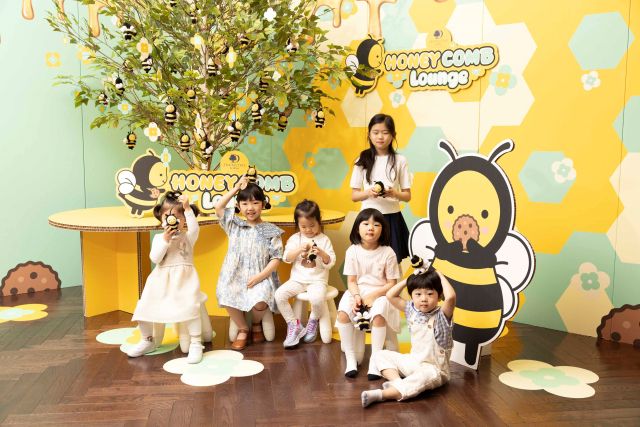 아이들이 허니콤 라운지 포토존에서 단체 사진을 찍고 있는 모습. 더블트리 바이 힐튼 서울 판교 제공