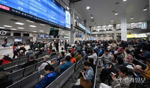 20일 인천 중구 인천항 연안여객터미널에서 '인천 i바다패스' 정책으로 섬 지역을 찾는 관광객들로 붐비고 있다. i바다패스'는 인천시민은 인천 섬 어디든 시내버스 요금인 1500원, 다른 지역 주민들에게도 70% 할인해 여객선을 이용할 수 있는 정책이다. 조병석기자