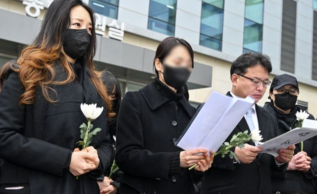 지난해 2월 웹툰작가 주호민 아들 정서 학대 혐의로 1심에서 벌금 200만원의 선고 유예 판결을 받은 특수교사 A씨가 수원지방법원에서 김기윤 변호사, 전국특수교사노동조합원 50여명과 함께 기자회견을 진행하고 있다. 경기일보DB