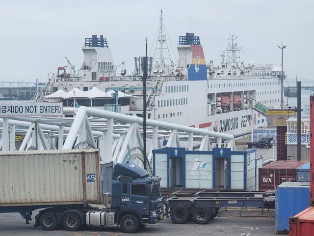 지난 19일 인천항국제여객터미널에서 접안 중인 단동페리 동방명주8호. 이병기기자