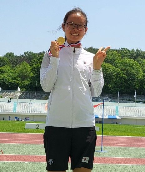 여자 고등부 10㎞ 경보에서 대회신기록으로 우승한 권서린.충현고 제공