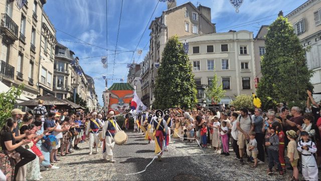 이천시가 자매도시 프랑스 리모주시에서 이천통신사의 이천거북놀이와 풍물놀이 공연을 펼쳤다. 이천시 제공.