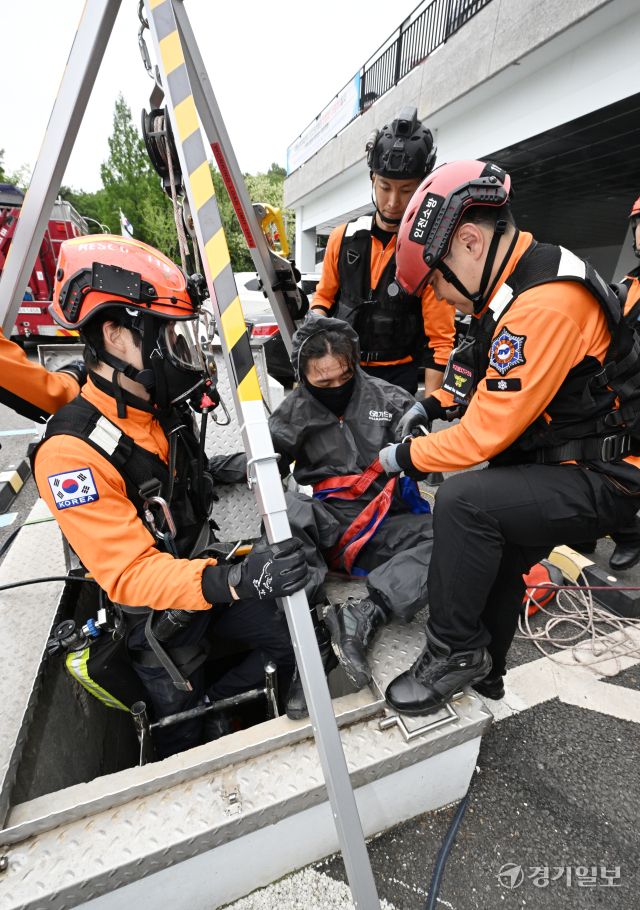 20일 인천 부평구 부평남부체육센터에서 부평소방서 119구조대원들이 밀폐공간에서 작업자 긴급구조훈련을 하고 있다. 조병석기자