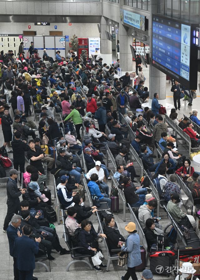 20일 인천 중구 인천항 연안여객터미널에서 '인천 i바다패스' 정책으로 섬 지역을 찾는 관광객들로 붐비고 있다. i바다패스'는 인천시민은 인천 섬 어디든 시내버스 요금인 1500원, 다른 지역 주민들에게도 70% 할인해 여객선을 이용할 수 있는 정책이다. 조병석기자
