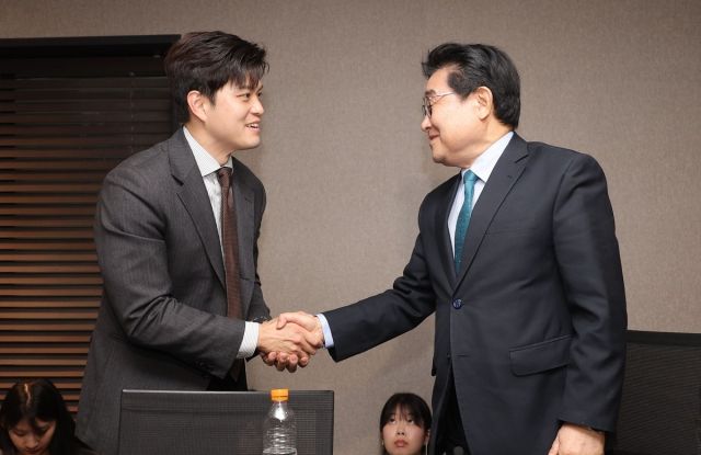 국민의힘 김용태 비상대책위원장과 새미래민주당 전병헌 대표가 20일 서울 여의도 켄싱턴호텔에서 악수하고 있다. 연합뉴스