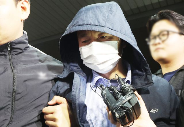 시흥 흉기 살인 사건의 용의자인 차철남이 지난 19일 경찰에 긴급체포돼 시흥경찰서로 압송되는 모습. 연합뉴스