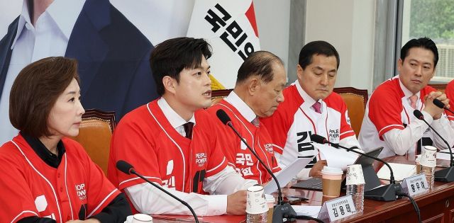 국민의힘 김용태 비상대책위원장(왼쪽 두번째)이 19일 국회에서 열린 중앙선거대책위원회 회의에서 발언하고 있다. 연합뉴스