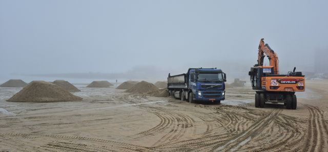인천 중구가 여름철 관광객 맞이에 앞서 해수욕장 환경을 정비하고 있다. 인천 중구 제공