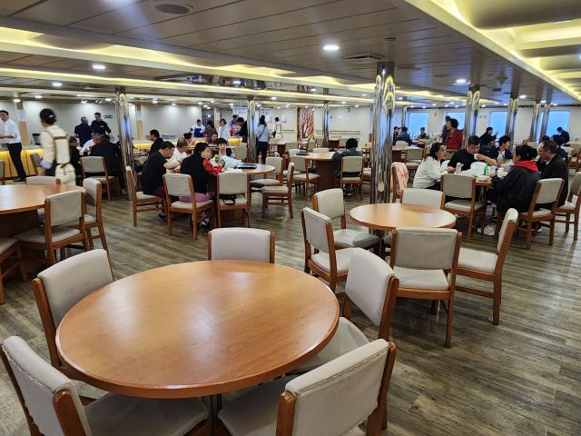 지난 19일 동방명주8호 6층에 있는 식당에서 여객들이 식사를 하고 있다. 이병기기자