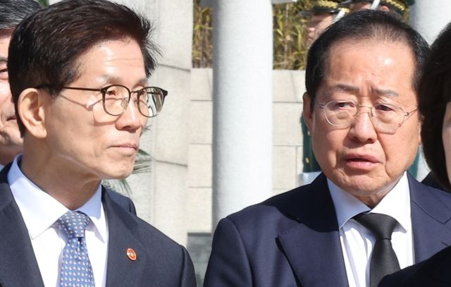 (왼쪽부터) 김문수 국민의힘 대선 후보, 홍준표 전 대구시장. 연합뉴스