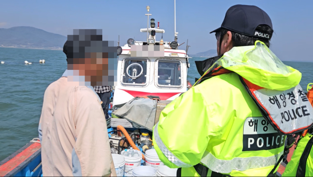 인천해양경찰서 경찰관이 실뱀장어 불법조업을 단속하고 있다. 인천해양경찰서 제공