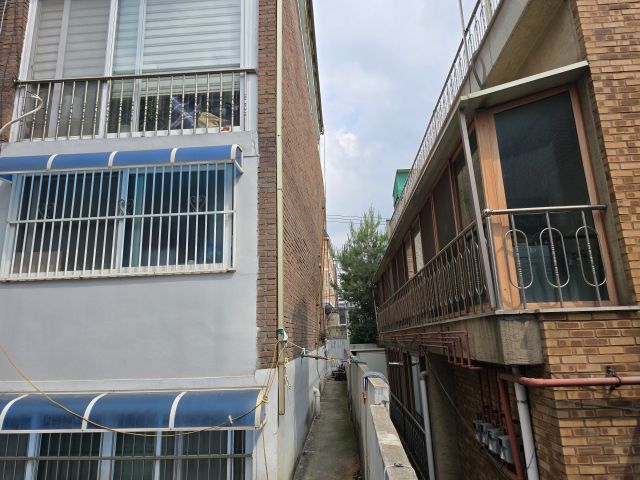 수원시 장안구 송죽동의 한 다가구주택. 오른쪽 외벽이 눈에 띌 정도로 부풀어있다. 황호영기자