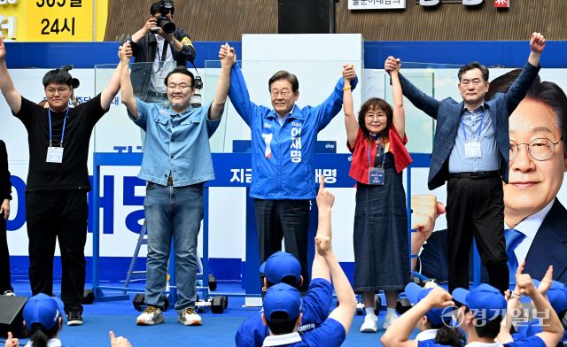 이재명 더불어민주당 대선 후보가 21일 인천 남동구 구월동 로데오광장에서 열린 유세에서 유권자들의 지지과 손들어 인사하고 있다. 조병석기자