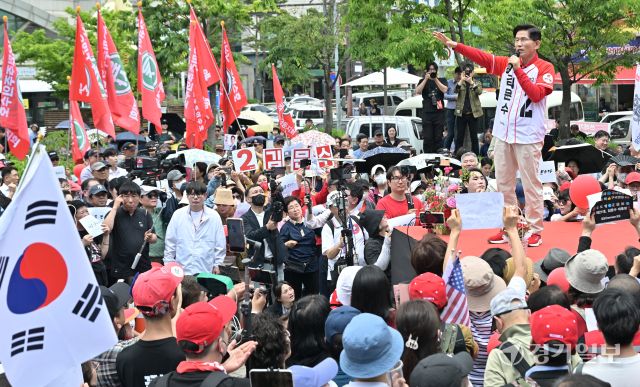 국민의힘 김문수 대선 후보, 고양 화정역에서 지지 호소 [포토뉴스]