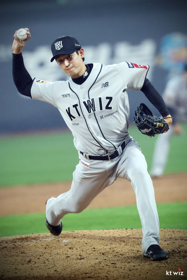 21일 KIA 타이거즈와의 홈 경기에 선발 등판해 7이닝 1실점 호투로 시즌 3승째를 기록한 고영표가 역투하고 있다.KT 위즈 제공