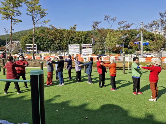 의왕시 아름채노인복지관 앞 고천문화공원 내 설치된 ‘어르신 놀이터’에서 어르신들이 운동을 하고 있다. 의왕시 제공