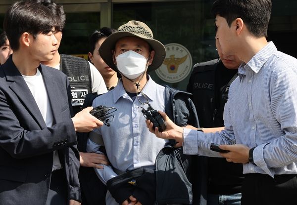 시흥 살인사건의 피의자 차철남이 21일 오전 구속 전 피의자 심문(영장실질심사) 출석을 위해 경기 시흥경찰서를 나서고 있다. 연합뉴스