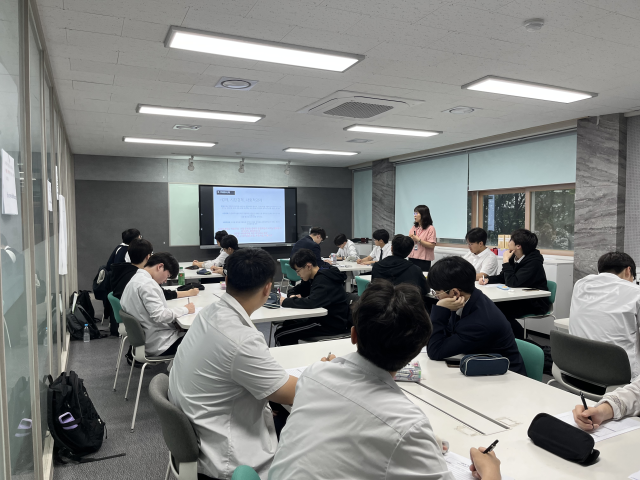 인천시가 최근 송도고등학교에서 청소년을 대상으로 사회적경제 특강을 하고 있다. 인천시 제공