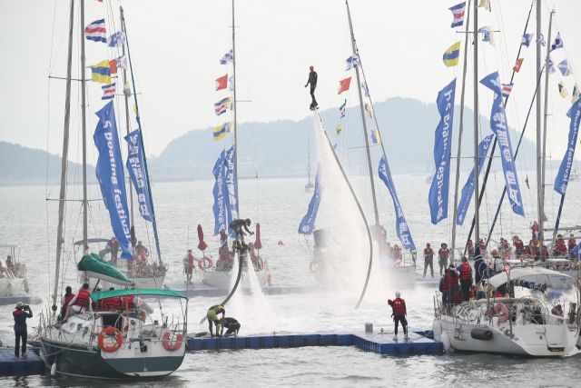 풍류단의 항해 해상 플라이보드 공연 모습. 화성특례시 제공