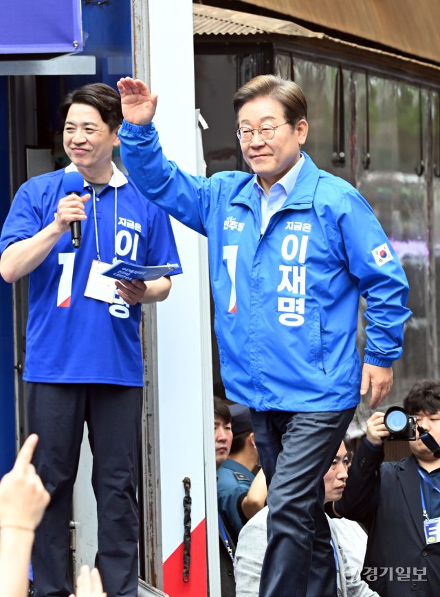 이재명 더불어민주당 대선 후보가 21일 인천 남동구 구월동 로데오광장에서 열린 유세에서 유권자들의 지지를 호소하며 인사하고 있다.조병석기자