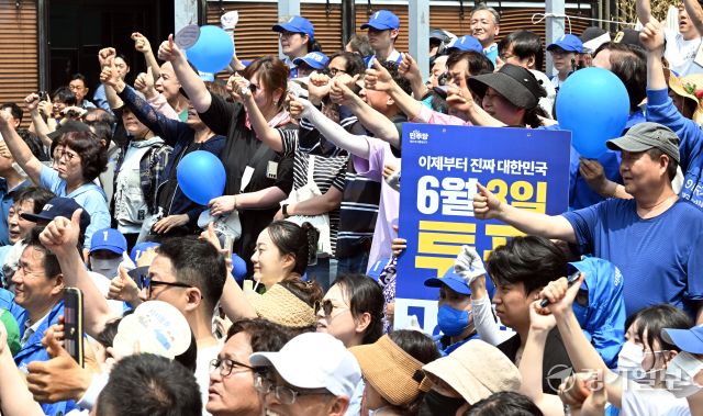 21일 인천 남동구 구월동 로데오광장에서 열린 이재명 더불어민주당 대선 후보 유세에서 지지자들이 환호 하고 있다. 조병석기자