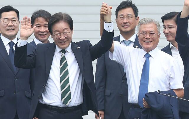 더불어민주당 이재명 대선 후보와 문재인 전 대통령이 지난해 9월8일 경남 양산시 평산마을 문 전 대통령 사저 앞에서 인사하고 있다. 연합뉴스