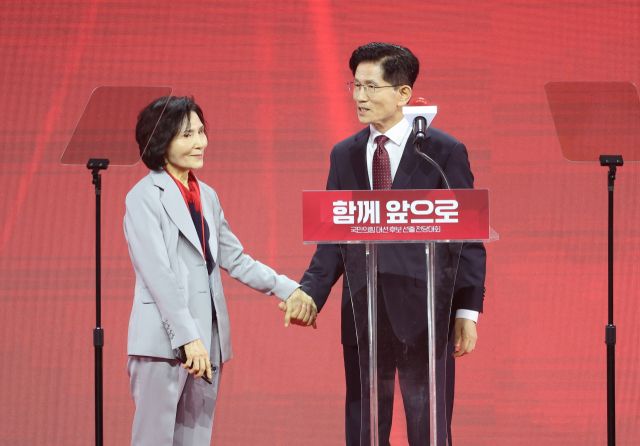지난 3일 국민의힘 김문수 후보가 고양 킨텍스에서 열린 국민의힘 전당대회에서 아내 설난영 씨를 소개하고 있다. 연합뉴스