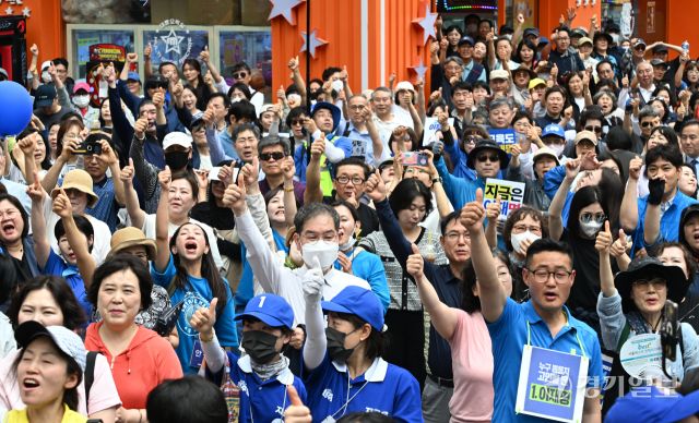 21일 인천 남동구 구월동 로데오광장에서 열린 이재명 더불어민주당 대선 후보 유세에서 지지자들이 환호 하고 있다. 조병석기자