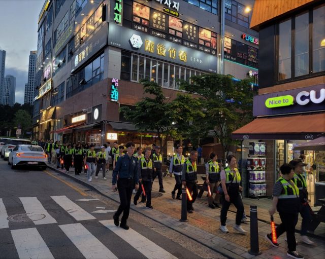 20일 용인 처인구 역북동 일대에서 용인동부경찰서가 청소년지도위원회, 처인구청 등 유관기관과 함께 청소년 비행 예방 및 안전한 환경조성을 위한 합동야간순찰을 실시하고 있다. 용인동부경찰서 제공