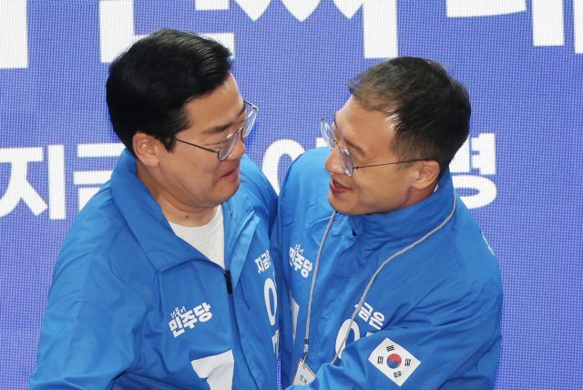 19일 서울 여의도 더불어민주당 당사에서 열린 중앙선거대책위원회에서 박찬대 대표 직무대행 겸 원내대표가 국민의힘을 탈당한 뒤 민주당에 입당한 김상욱 의원을 환영하고 있다. 연합뉴스