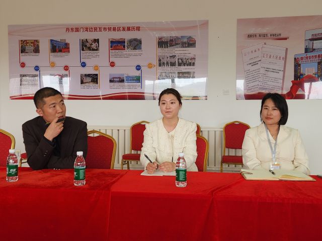 21일 중국 단둥 호시무역구를 운영하는 취안통그룹 관계자들이 한국과의 호시무역 가능성을 설명하고 있다. 이병기기자