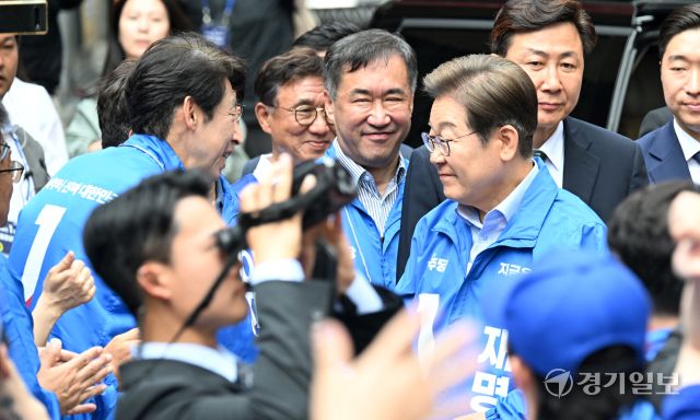 이재명 더불어민주당 대선 후보가 21일 인천 남동구 구월동 로데오광장에서 열린 유세에서 이훈기 국회의원과 인사를 나누고 있다. 조병석기자