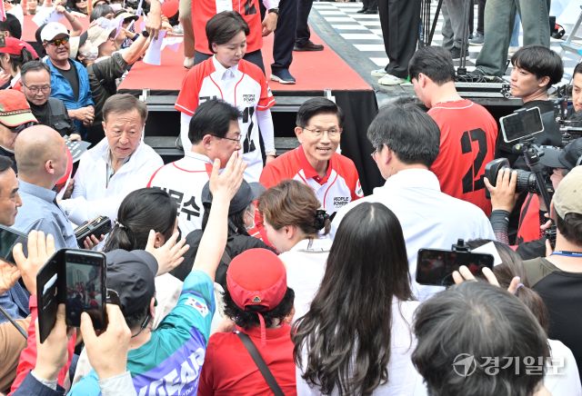 국민의힘 김문수 대선 후보, 고양 화정역에서 지지 호소 [포토뉴스]