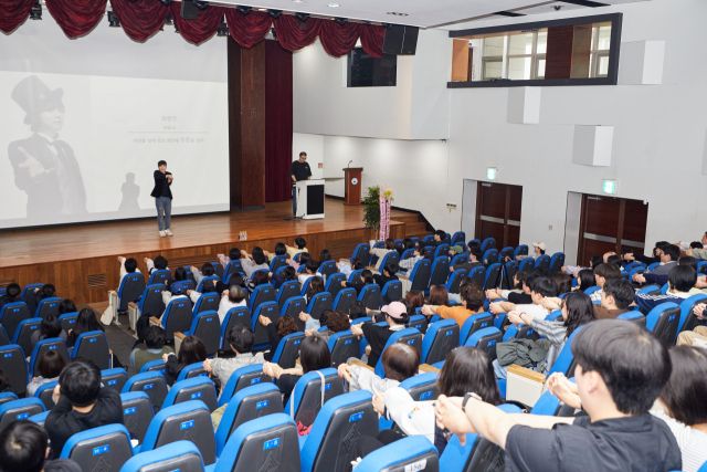 최현우 마술사가 인천시민대학 시민라이프칼리지에서 특강을 하고 있다. 인하대학교 제공