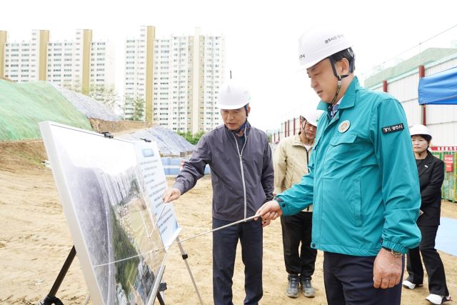 방세환 광주시장이 21일 오후 탄벌동 송정남근린공원을 방문해 공정별 추진상황을 점검하고 있다. 광주시 제공