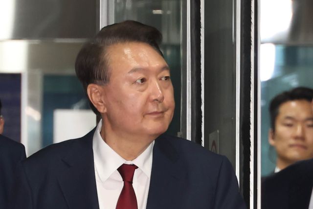 윤석열 전 대통령이 19일 서울 서초구 서울중앙지방법원에서 열린 내란 우두머리 혐의, 직권남용 권리행사방해 혐의 사건 4차 공판을 마친 후 법정을 나서고 있다. 연합뉴스