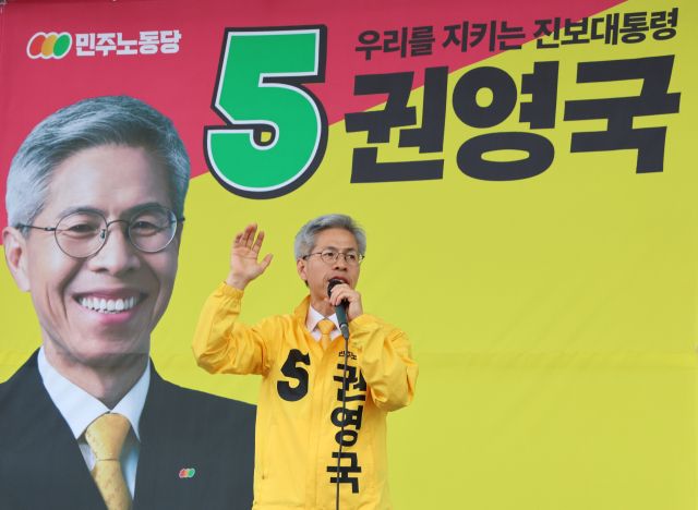 21일 민주노동당 권영국 대선후보가 제주 신제주로터리에서 유세를 하고 있다. 연합뉴스