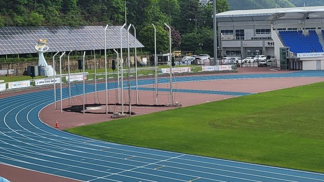 ‘체전의 꽃’인 육상이 사전경기로 치러지면서 제71회 경기도체육대회 기간 메인스타디움인 가평종합운동장에는 선수와 관중 없이 성화만 홀로 타오르고 있다.황선학기자