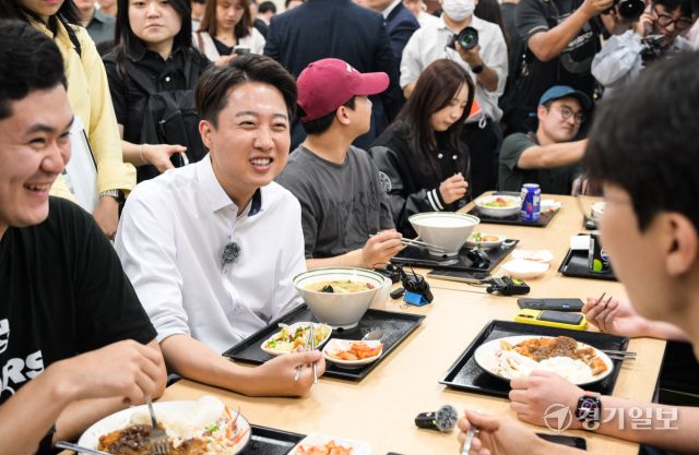 개혁신당 이준석 대선 후보가 22일 인천 미추홀구 인하대학교에서 학생들과 점심을 먹으며 대화를 나누고 있다. 윤원규기자