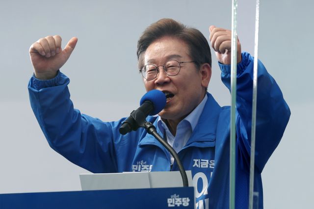 더불어민주당 이재명 대선 후보가 지난 21일 인천광역시 부평역 북광장에서 열린 집중유세에서 인천 시민들에게 지지를 호소하고 있다. 연합뉴스
