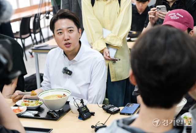 개혁신당 이준석 대선 후보가 22일 인천 미추홀구 인하대학교에서 학생들과 점심을 먹으며 대화를 나누고 있다. 윤원규기자